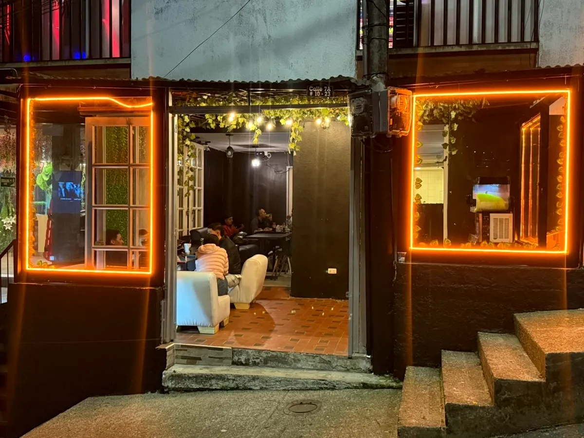 Fachada de Narnia Burguer con luces naranja