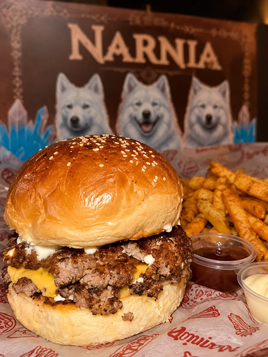Smash Narnia: doble carne, cheddar y salsa blanca en pan brioche